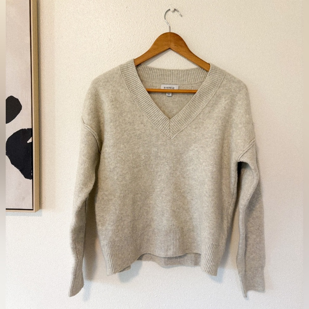 Evereve Women's V-Neck Sweater - Grey